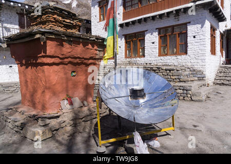 Eine solare Backofen Heizung Wasser, populär in den höheren Regionen von Nepal Stockfoto