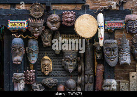 Aus Holz geschnitzte Masken auf Verkauf in Patan Durbar Square, Kathmandu, Nepal Stockfoto