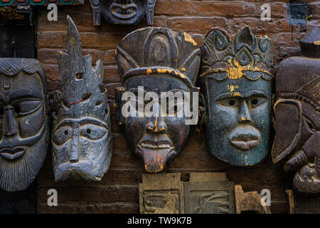 Aus Holz geschnitzte Masken auf Verkauf in Patan Durbar Square, Kathmandu, Nepal Stockfoto