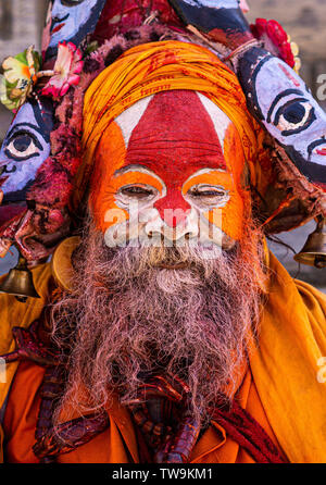 Sadhu oder heiligen Mann an Pashupatinath Tempel Komplex in Kathmandu, Nepal. Sadhus weltliche Leben Weg der spirituellen Disziplin zu folgen verzichten Stockfoto