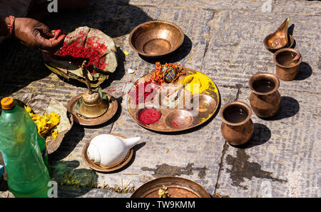 Nahaufnahme von Aktivität am Pashupatinath Tempel, Kathmandu, Nepal Stockfoto