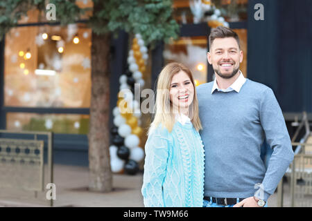 Unternehmer in der Nähe von ihrem Store, im Freien Stockfoto