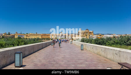 Römische Brücke, die zur Moschee Kathedrale in Cordoba, Spanien Stockfoto