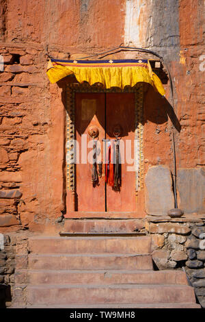 Der Eingang zum alten Tempel, Kagbeni, Upper Mustang, Nepal Stockfoto