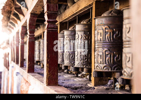 Drehen Gebetsmühlen in einem buddhistischen Tempel im Dorf Kagbeni, Nepal Stockfoto