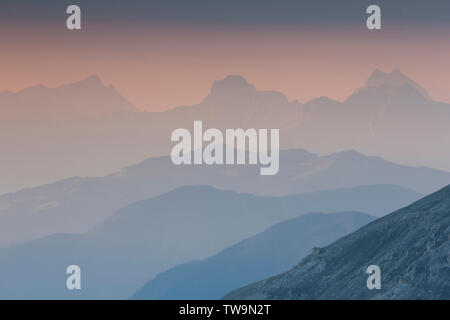 Blick von der Spitze Edelweisspitze in Richtung Zell am See, Nationalpark Hohe Tauern, Salzburg, Österreich Stockfoto