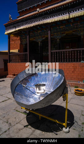 Eine solare Backofen Heizung Wasser, populär in den höheren Regionen von Nepal Stockfoto