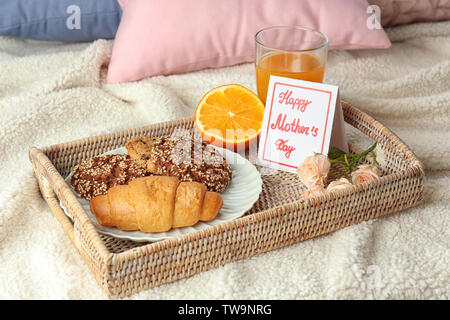 Karte mit den Worten "Happy Mother's Day" und leckeres Frühstück an Fach Stockfoto