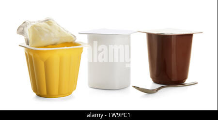 Plastikbecher mit Joghurt auf weißem Hintergrund Stockfoto