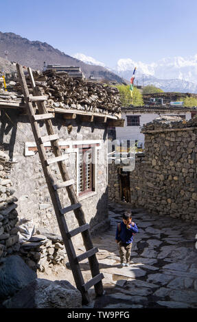 Ein Junge wandert in den alten Straßen von Kagbeni, Upper Mustang, Nepal Stockfoto