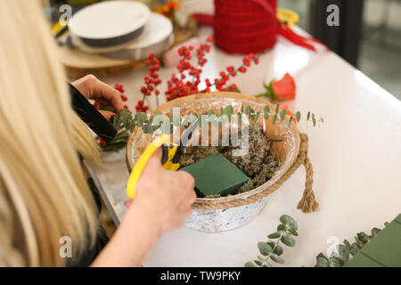 Weibliche florist mit Schwamm für die Arbeit in Flower Shop Stockfoto