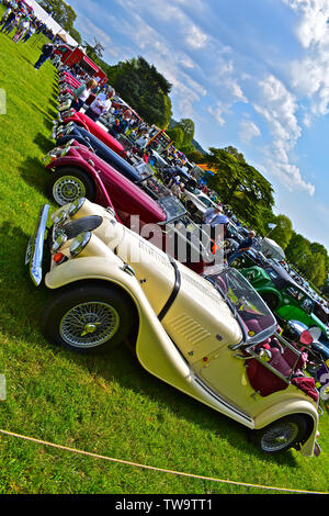 Eine Linie der klassischen Morgan offenen Sportwagen. Einer der wenigen verbliebenen britischen Automobilhersteller. Jede Hand in Malvern gebaut zur Spezifikation des Kunden. Stockfoto