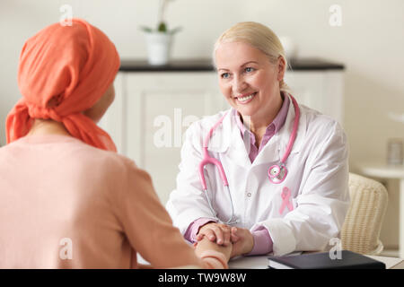 Frau mit Krebs, Arzt im Krankenhaus Stockfoto