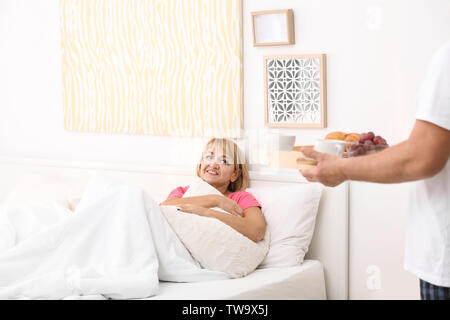 Reifer Mann überrascht seine Frau mit einem Frühstück im Bett. Romantische morgen Stockfoto