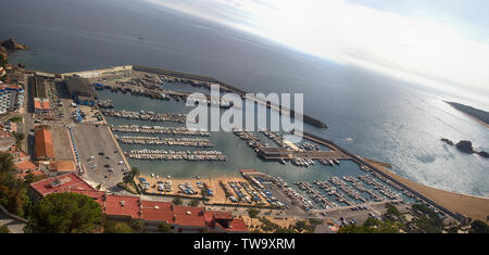 Yacht Club, Marina mit einer großen Anzahl von Booten, Yachten, Segel- und Sportboote. Bootstour, kurze Meer Reise. Mittelmeer. Ansicht von oben Stockfoto