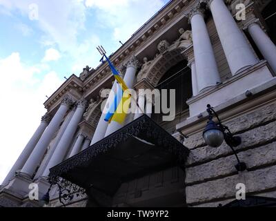 Flagge der Ukraine auf der Pole Position auf Wand Stockfoto