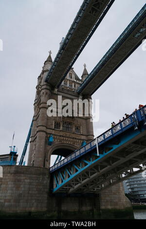 Blick auf die Architektur der Teil der Tower Bridge über die Themse in London City, Vereinigtes Königreich. Stockfoto