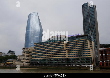 Eine Blackfriars, auch als Vase bekannt, und die South Bank Hotel namens Sea Containers, entlang der Themse in London, Vereinigtes Königreich. Stockfoto