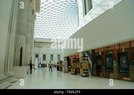 Innenraum der große Hof im British Museum in London, Vereinigtes Königreich. Stockfoto