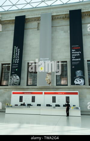 Die Mitarbeiter an der Kasse in der Queen Elizabeth II Great Court des British Museum in London, Vereinigtes Königreich. Stockfoto