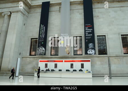 Die Mitarbeiter an der Kasse in der Queen Elizabeth II Great Court des British Museum in London, Vereinigtes Königreich. Stockfoto