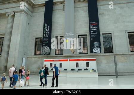Die Leute an der Kasse in der Queen Elizabeth II Great Court des British Museum in London, Vereinigtes Königreich. Stockfoto