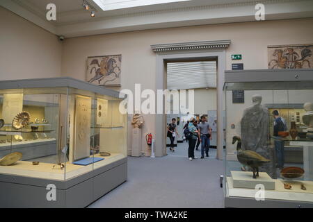 Der Besucher betritt einen Raum mit historischen Artefakten aus dem Römischen Reich auf dem Display im British Museum in London, Vereinigtes Königreich. Stockfoto