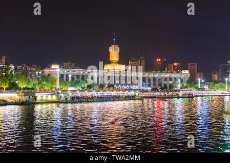 Jinwan Plaza Jiefang Brücke Jahrhundert Zhong Tianjin Station Stockfoto