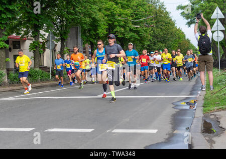 DNIPRO, UKRAINE - 26. MAI 2019: eine Gruppe von Teilnehmern, die auf einem Dmytra Yavornitskoho Avenue während des 'Interipe Dnipro Halbmarathon" Rennen in Stockfoto