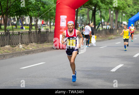 DNIPRO, UKRAINE - Mai 26, 2019: Ältere männliche Teilnehmer auf einem Dmytra Yavornitskoho Avenue während des 'Interipe Dnipro Halbmarathon' Rennen ein Stockfoto