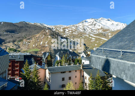 Niedrige Saison Ski Resort und Village, Pyrenäen, Spanien Stockfoto