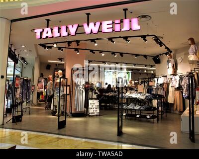 TALLY WEIJL FASHION STORE EINGANG IN EUROMA 2 SHOPPING CENTER IN ROM  Stockfotografie - Alamy