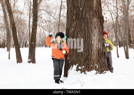 Kinder spielen in den verschneiten Park im Winterurlaub Stockfoto