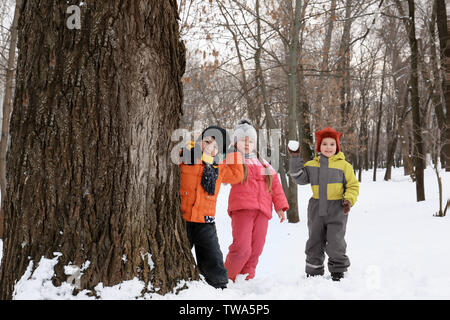 Kinder spielen in den verschneiten Park im Winterurlaub Stockfoto