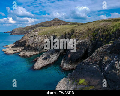 Blick auf einer felsigen Küste mit Felsen Herunterfallen in Aqua Blue Sea Stockfoto