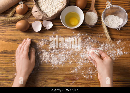 Besprengung Frau Tisch mit Mehl, Ansicht von oben Stockfoto