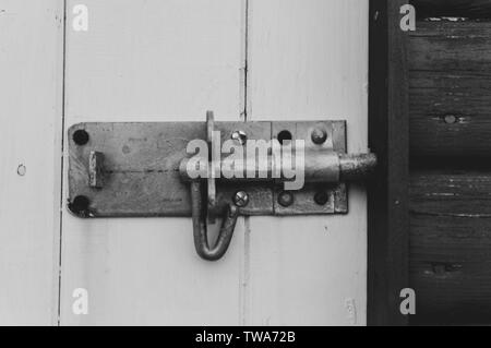 Ein Metall-Sperre auf einer holzgetäfelten Tür Stockfoto