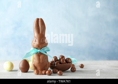 Schokolade Osterhasen und Bonbons auf dem Tisch Stockfoto