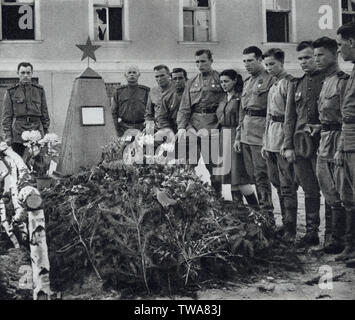 Soldaten der Roten Armee bewachen im Mai 1945 das Grab gefallener Soldaten der Roten Armee in Bratislava in der Tschechoslowakei. Schwarz-Weiß-Fotografie des tschechischen Fotografen Koloman Cích, veröffentlicht in dem tschechoslowakischen Buch "für die ewigen Zeiten" ("Na věčné časy"), das 1959 erschien. Mit freundlicher Genehmigung der Fotosammlung Azoor. Stockfoto