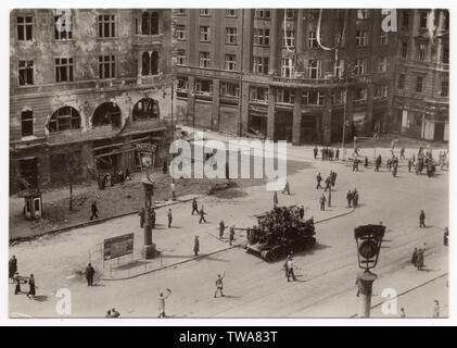 Der erste Rote Armee tank T-34 kommt zum Wenzelsplatz (Stadt náměstí) in Prag, Tschechoslowakei, am Morgen des 9. Mai 1945. Schwarz-weiß Foto von einem unbekannten Fotografen in der Tschechoslowakischen Ansichtskarte 1955 veröffentlicht. Mit freundlicher Genehmigung des Azoor Postkarte Sammlung. Stockfoto