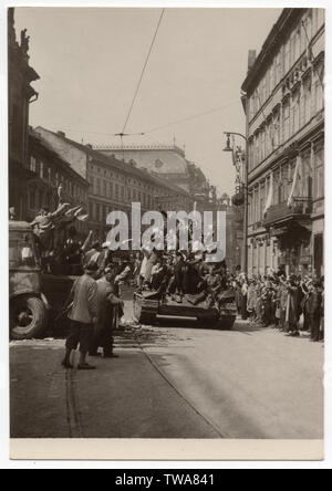 Rote Armee Panzer T-34 in Národní Avenue (Národní třída) in Prag, Tschechoslowakei, am 9. Mai 1945. Schwarz-weiß Foto in der Tschechoslowakischen Ansichtskarte 1955 veröffentlicht. Mit freundlicher Genehmigung des Azoor Postkarte Sammlung. Stockfoto