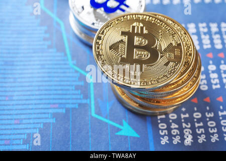 Goldene und Silberne bitcoins auf Karte. Finanzen Handel Stockfoto