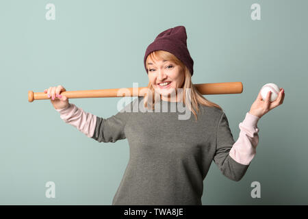 Gerne ältere Frau in hipster Outfit auf grauem Hintergrund Stockfoto