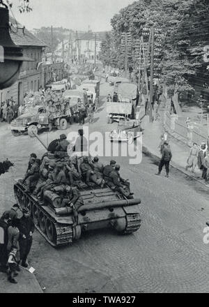 Rote Armee Panzer T-34 in Hrdlořezy Viertel in Prag, Tschechoslowakei, im Mai 1945. Schwarz-weiß Foto von tschechischen Fotografen A. Řimal in der Tschechoslowakischen Buch "Für die ewige Zeiten' ('Na věčné časy") im Jahr 1959 veröffentlicht. Mit freundlicher Genehmigung des Azoor Foto Sammlung. Stockfoto