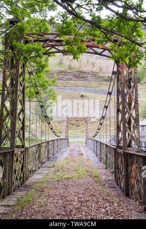 Abgebrochene Suspension Bridge, die mit dem Elan Valley Village führt Stockfoto