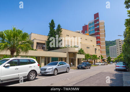 Keelung, Taiwan - September 5, 2018: Blick auf die Straße mit Autos in der Nähe der Gebäude der National Taiwan Ocean University in sonniger Tag geparkt Stockfoto