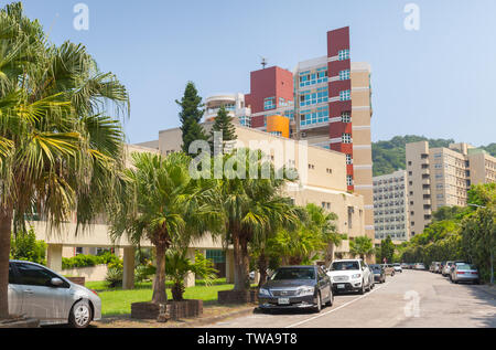 Keelung, Taiwan - September 5, 2018: Street View mit Gebäude der National Taiwan Ocean Universität an einem sonnigen Tag Stockfoto