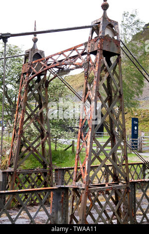 Abgebrochene Suspension Bridge, die mit dem Elan Valley Village führt Stockfoto