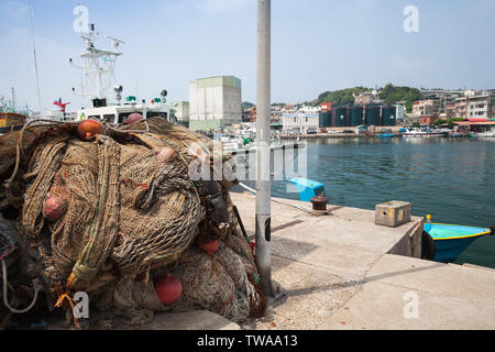 Keelung, Taiwan - 5. September 2018: Fischernetze mit roten Schwimmer liegen an der Küste in Keelung Hafen Stockfoto