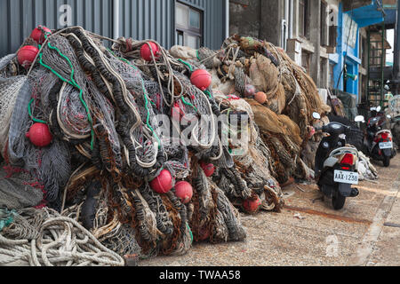 Keelung, Taiwan - 5. September 2018: Fischernetze mit roten schwebt in Keelung Hafen legen Stockfoto